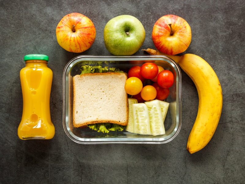 lote-composicion-alimentos-cocidos-mesa-min